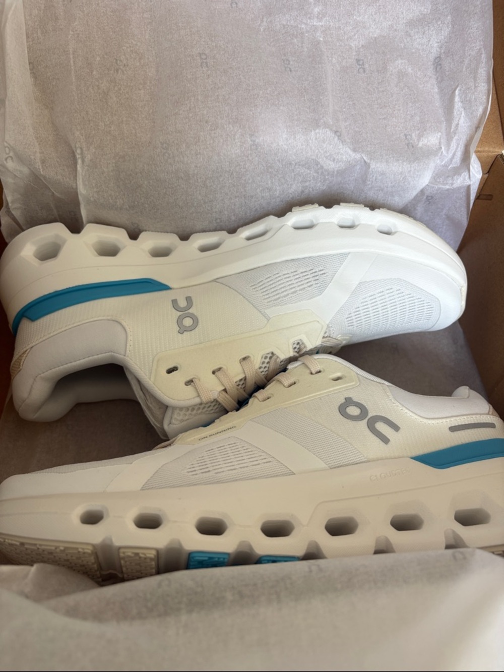 NWT-On Cloud cloudrunner 2 White & Blue Running Sneakers trendy white color sz 9 - Picture 2 of 4